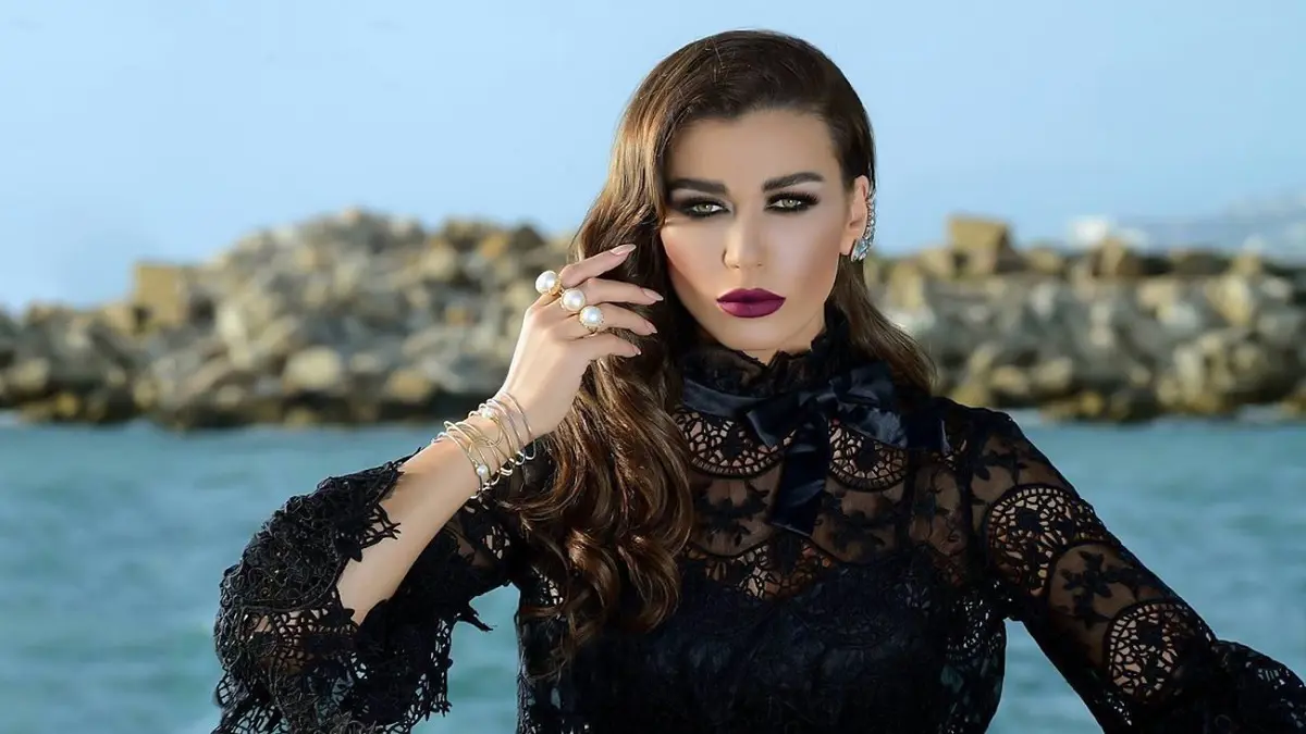 أشعلت الإطارات مع المتظاهرين في لبنان.. نادين الراسي: أنا جُعت وعليَّ ديون ‎