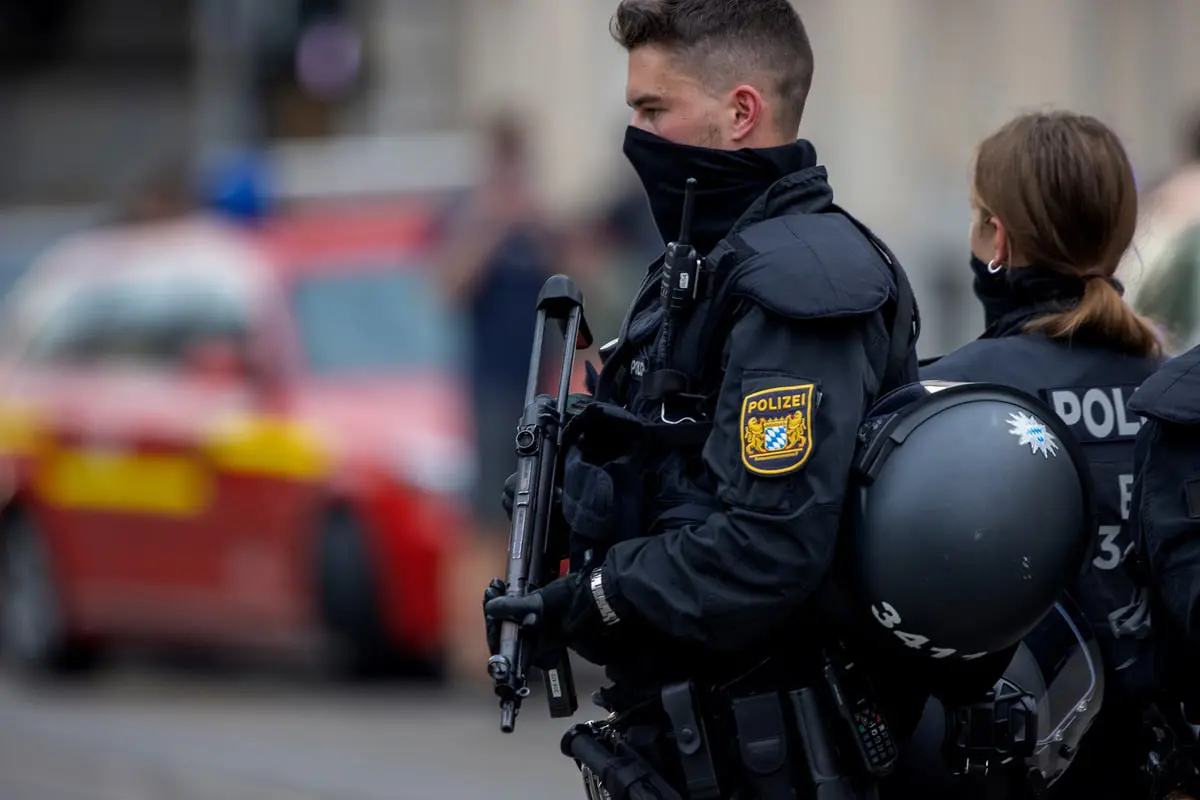 ألمانيا.. الشرطة تقتل رجلاً من أصول إيرانية حاول مهاجمتها بسكين