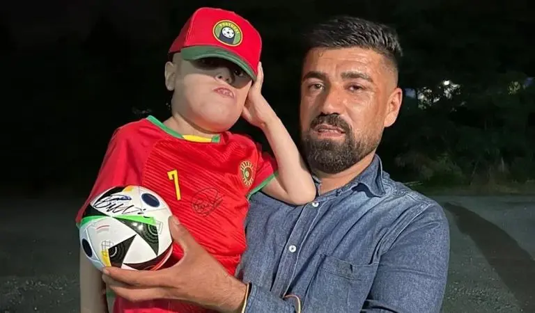 الطفل عوار بقميص رونالدو