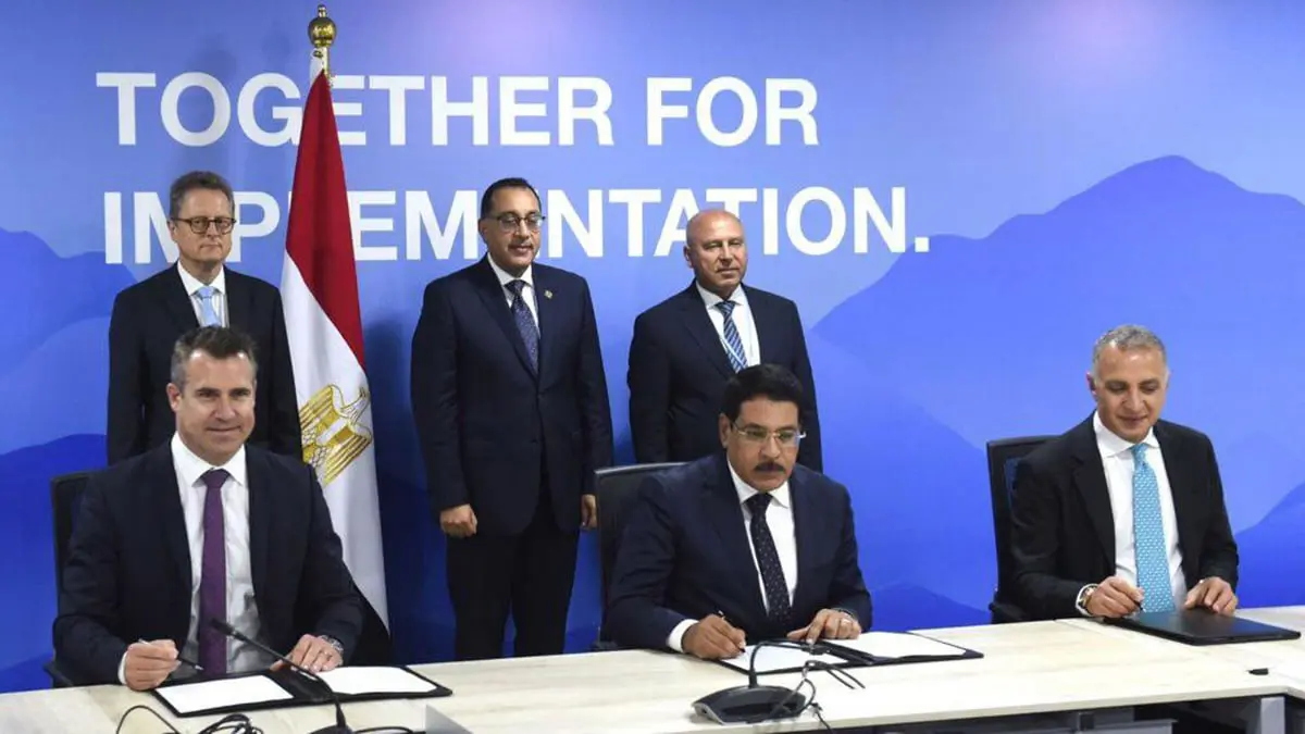 مصر توقع عقد تشغيل الخط الأول للقطار الكهربائي السريع