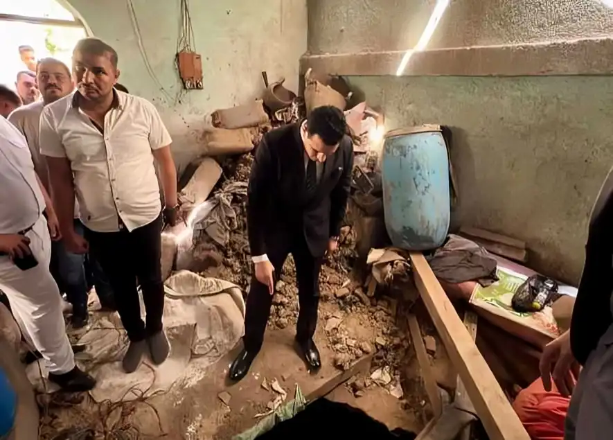 اكتشاف حفرة "عميقة" داخل أحد مكاتب الصحة في مصر للتنقيب عن آثار
