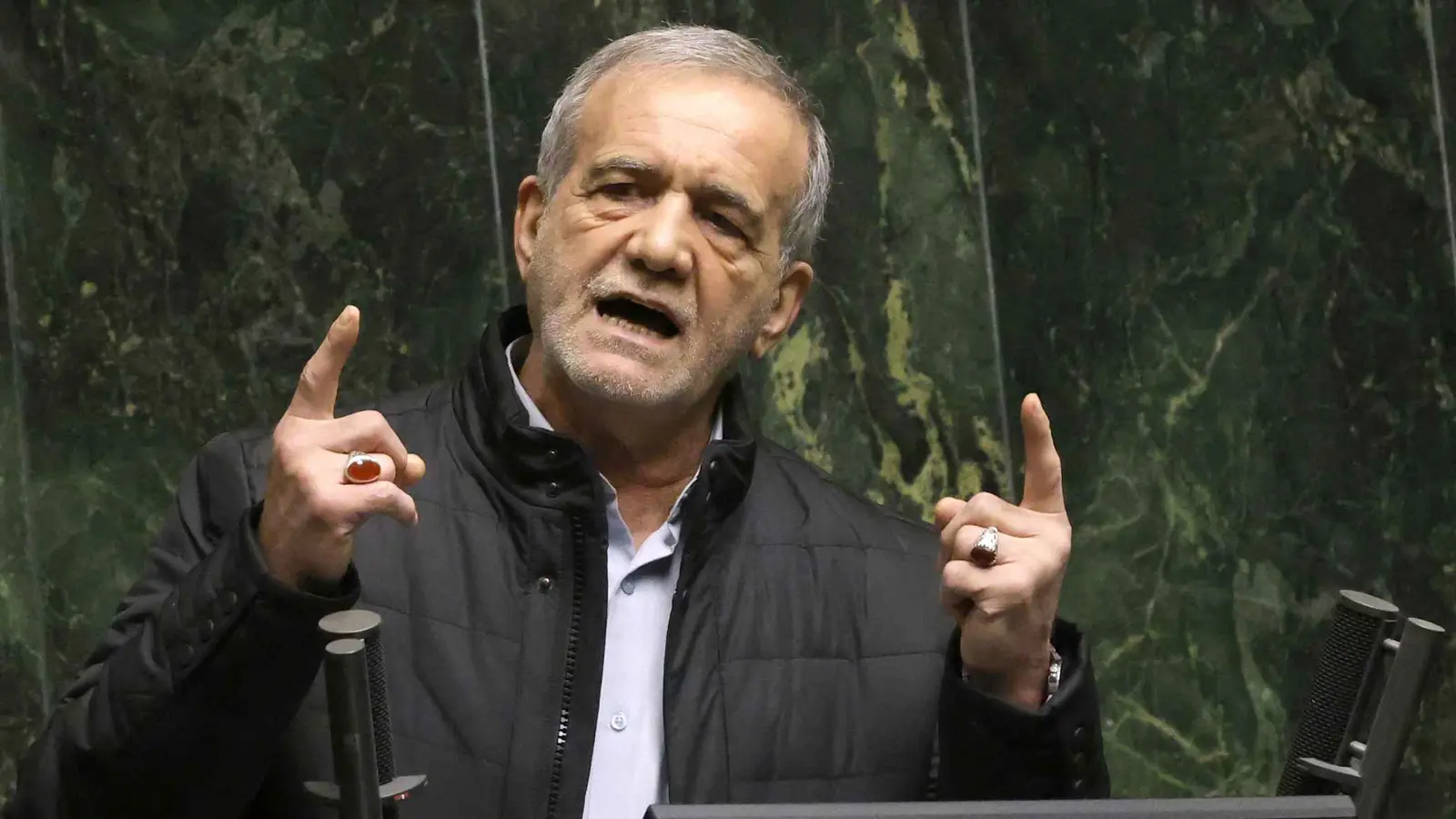 عاصفة في إيران.. مسؤول متشدد يدعو إسرائيل لاغتيال بزشكيان