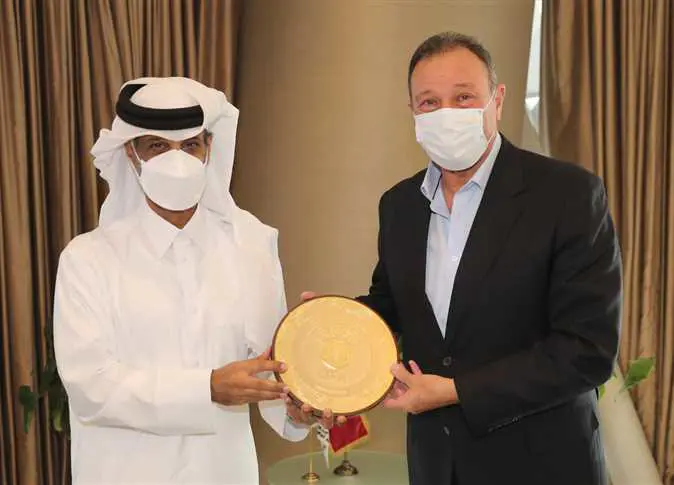 تكريم الخطيب لرئيس الاتحاد القطري