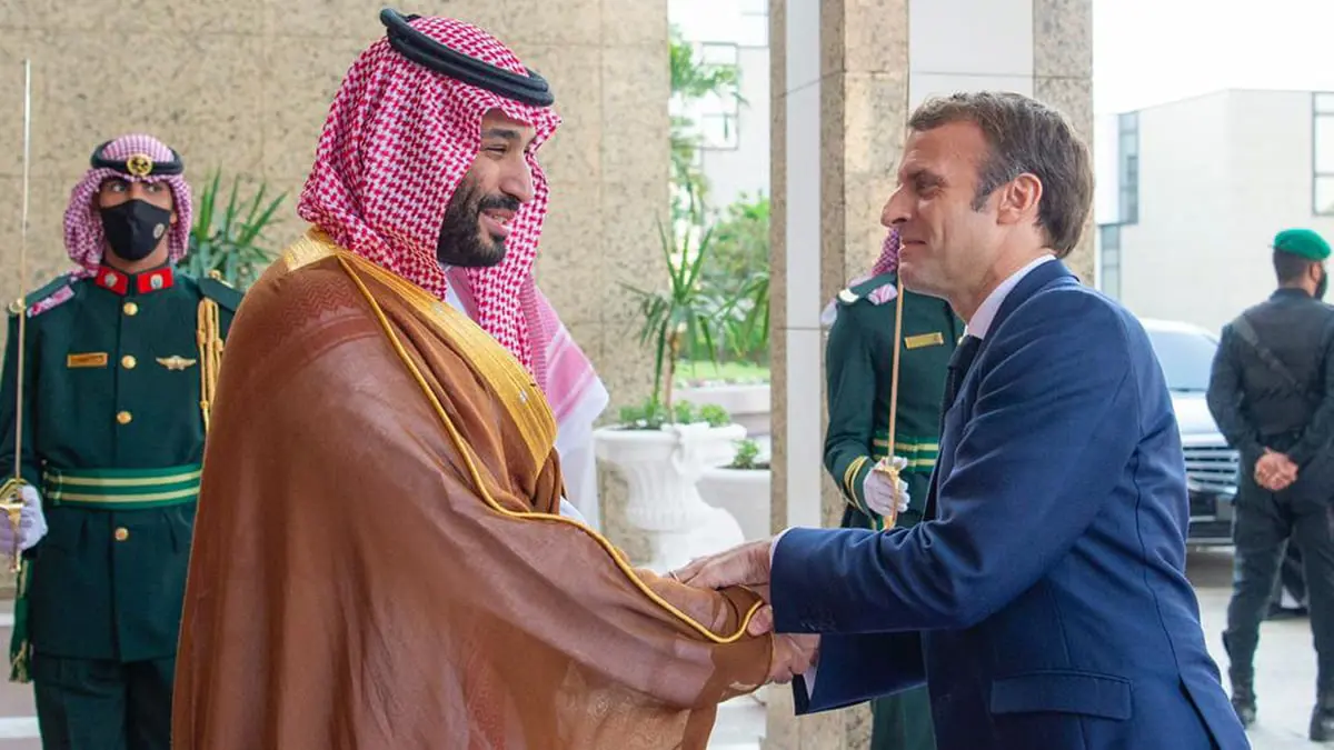 ماكرون يعلن عن مبادرة فرنسية سعودية لحل الأزمة بين الرياض وبيروت