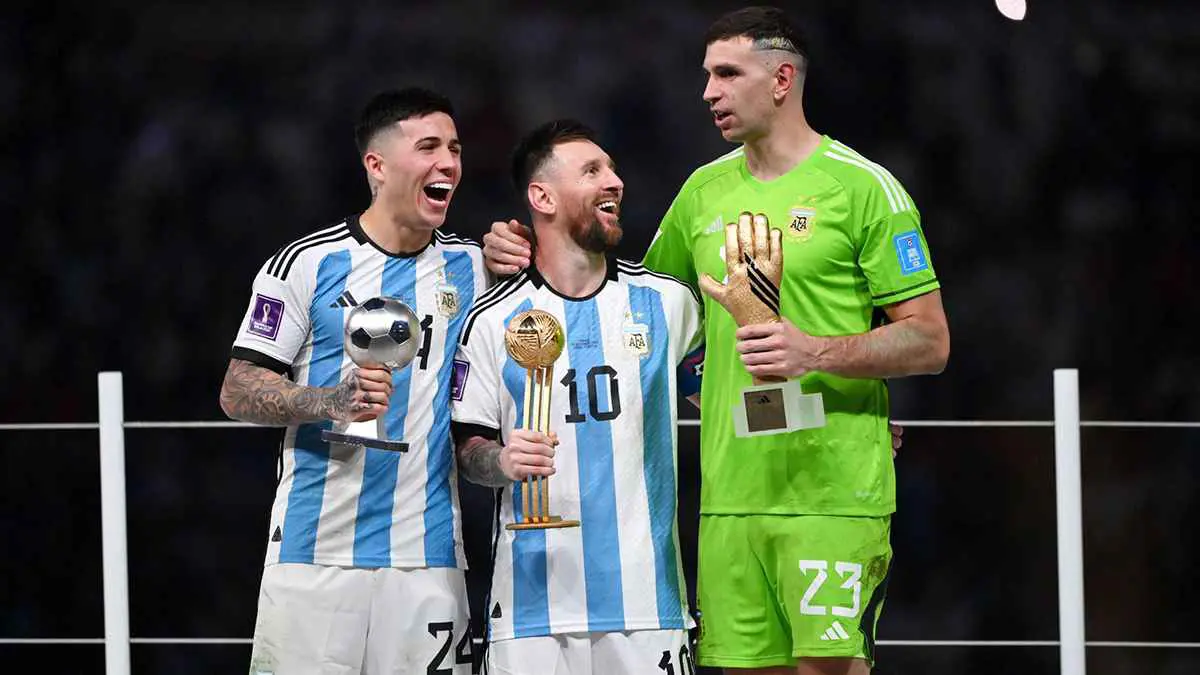 صديق ميسي يرحب بالانضمام إلى مانشستر يونايتد