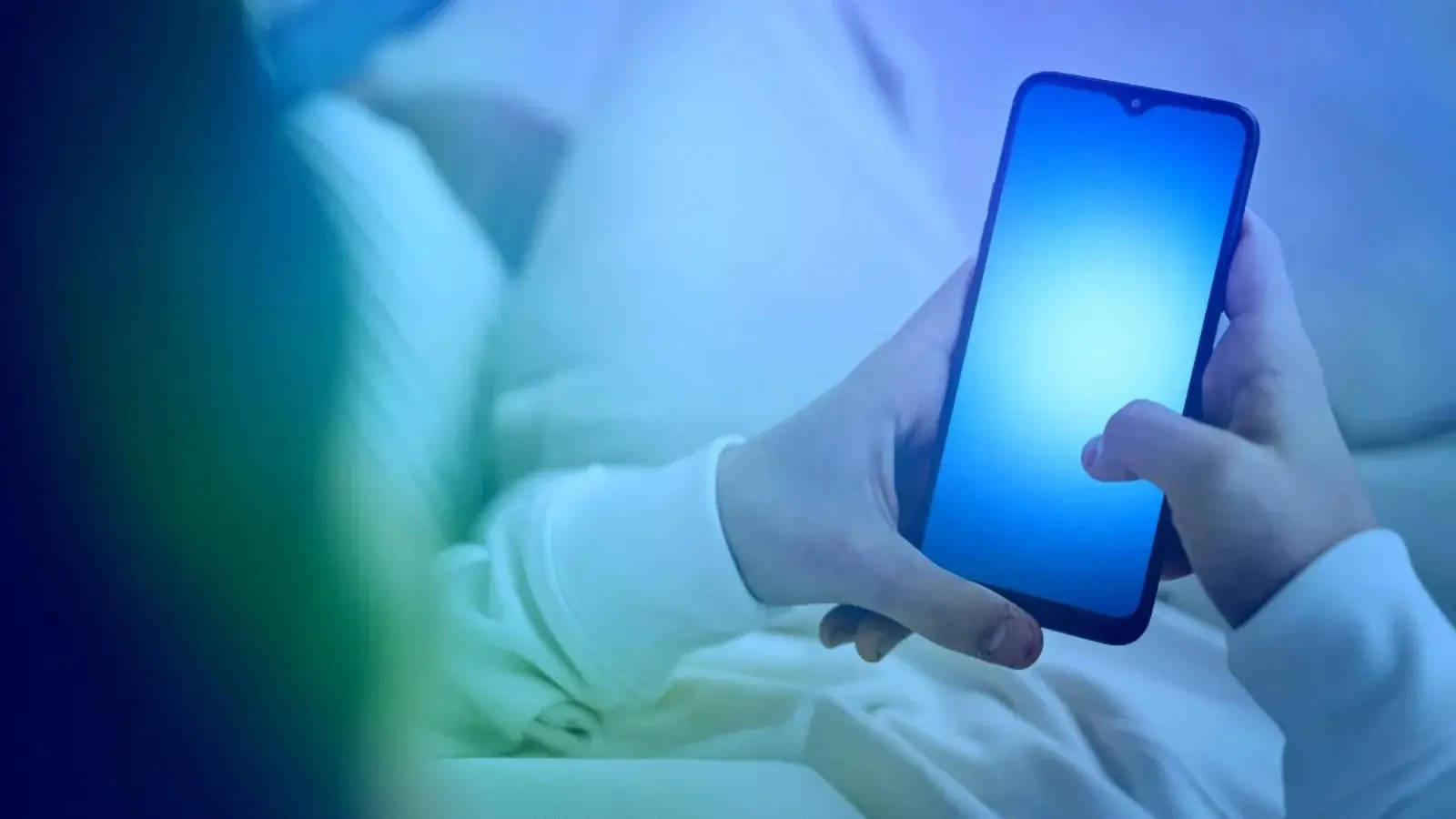 ضوء أزرق منبعث من شاشة الهاتف