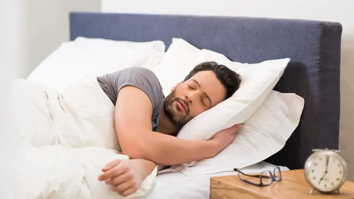 كيف تؤثر وضعية النوم على الصحة وطول العمر؟