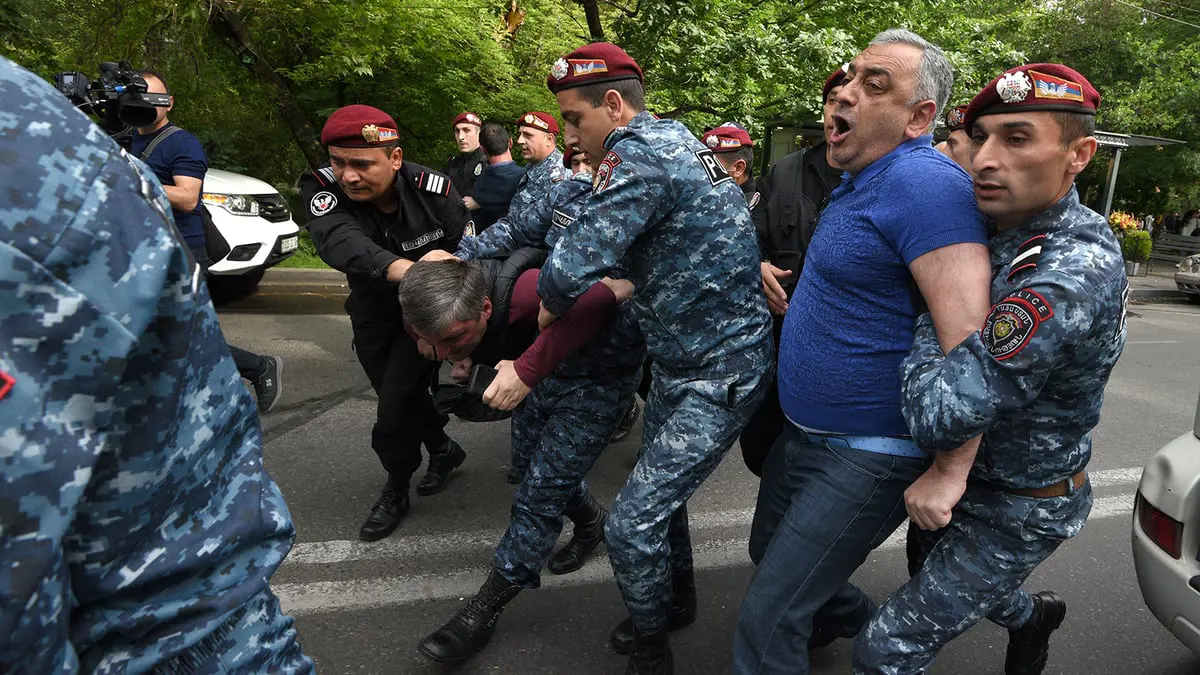 إصابة العشرات إثر اشتباكات بين الشرطة الأرمينية ومحتجين في يريفان
