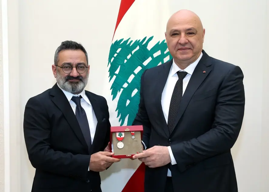 الرئيس اللبناني يمنح جورج خباز وسام الاستحقاق