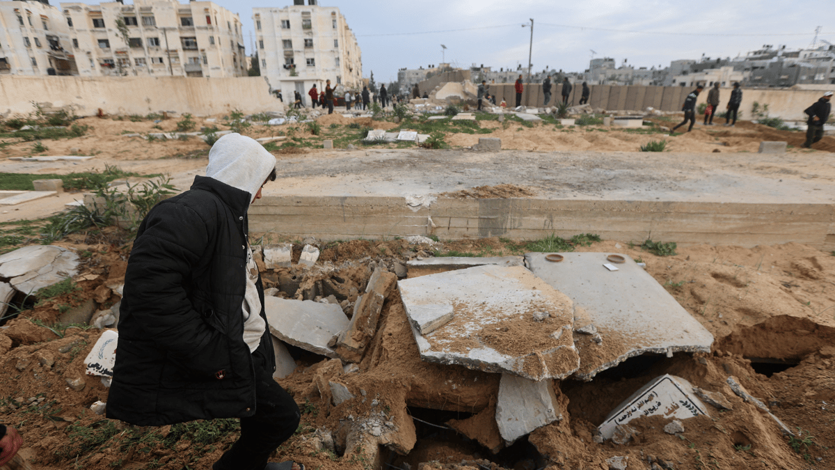 لماذا نبشت إسرائيل القبور في غزة؟ 