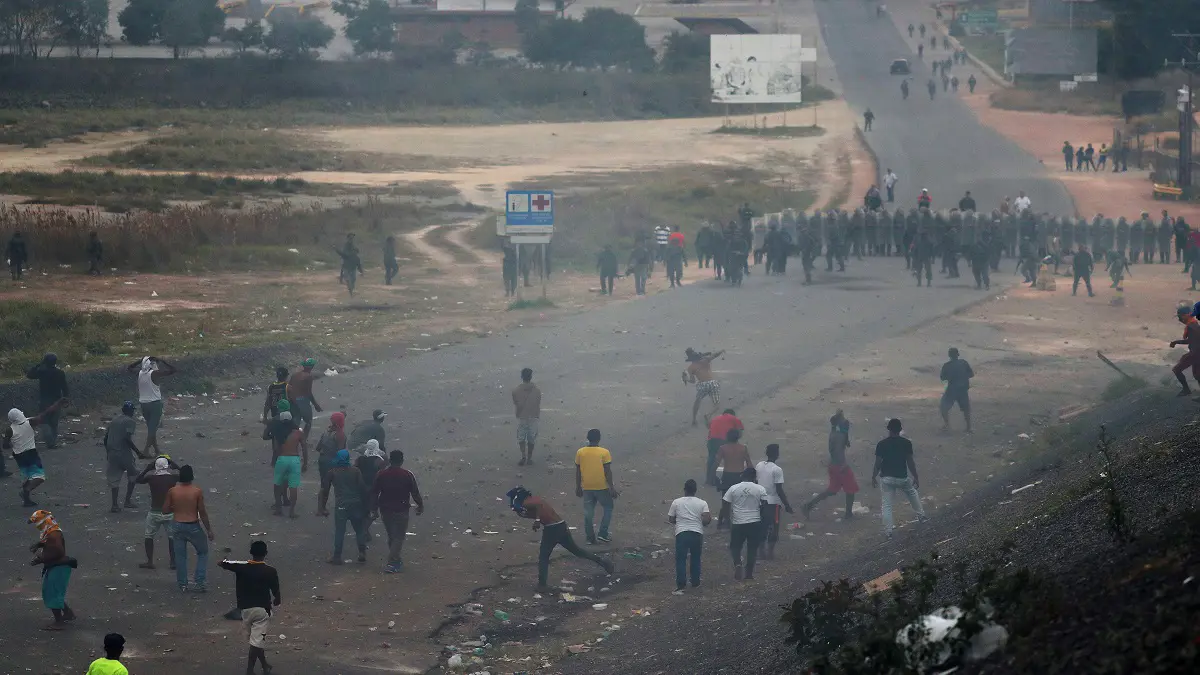 بسبب الانفلات الأمني.. شاحنتا مساعدات تعودان لكولومبيا من فنزويلا