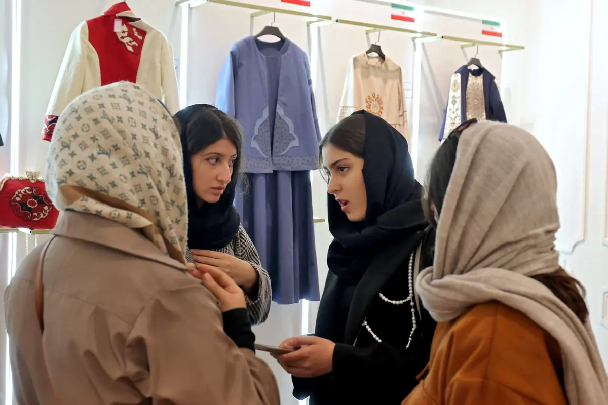 إيرانيون يتمردون على "الأسود" بتلوين الملابس النسائية 