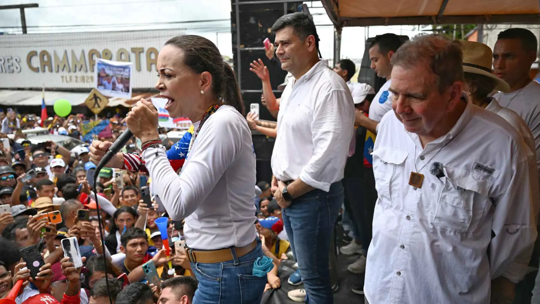 من معقل تشافيز.. المعارضة الفنزويلية تلوح بإسقاط نظام مادورو (صور)