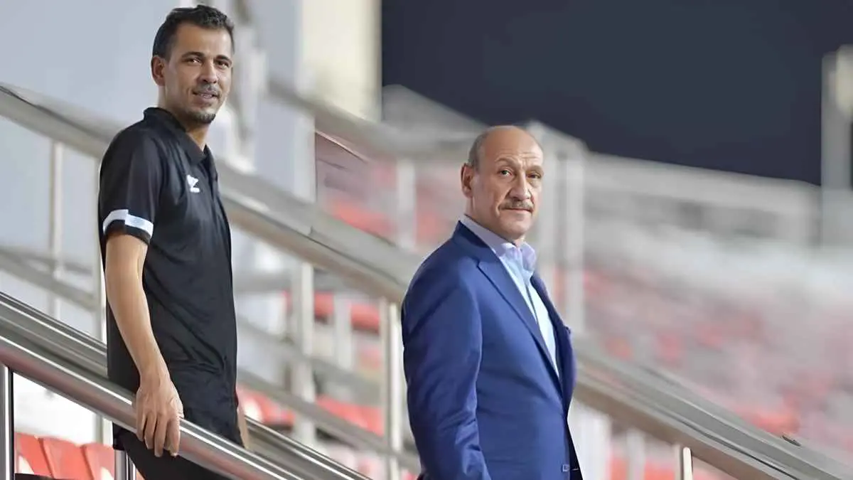 جنون في الملعب.. بكاء عدنان درجال بعد هدف العراق القاتل أمام الكويت (فيديو)