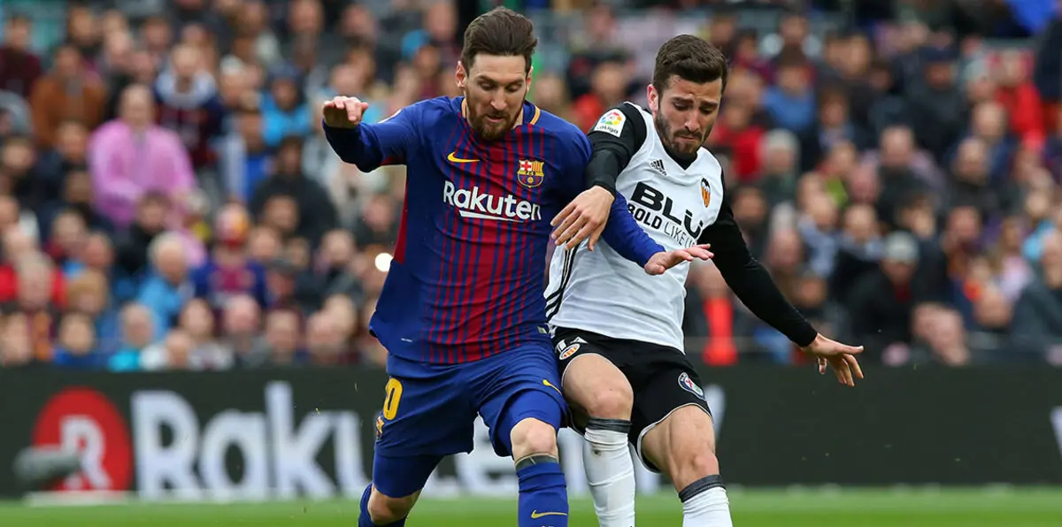 برشلونة يسقط فالنسيا بثنائية ويقترب بقوة من حصد لقب الدوري الإسباني