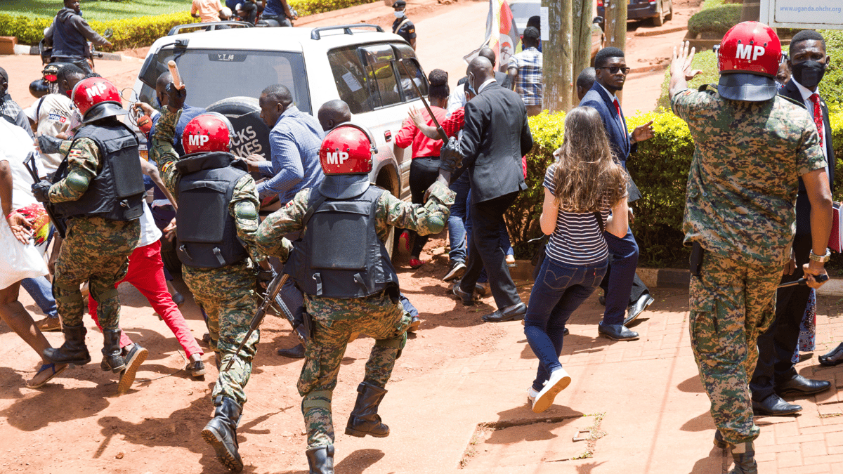 اعتقال 40 شخصًا من أنصار معارض بارز في أوغندا