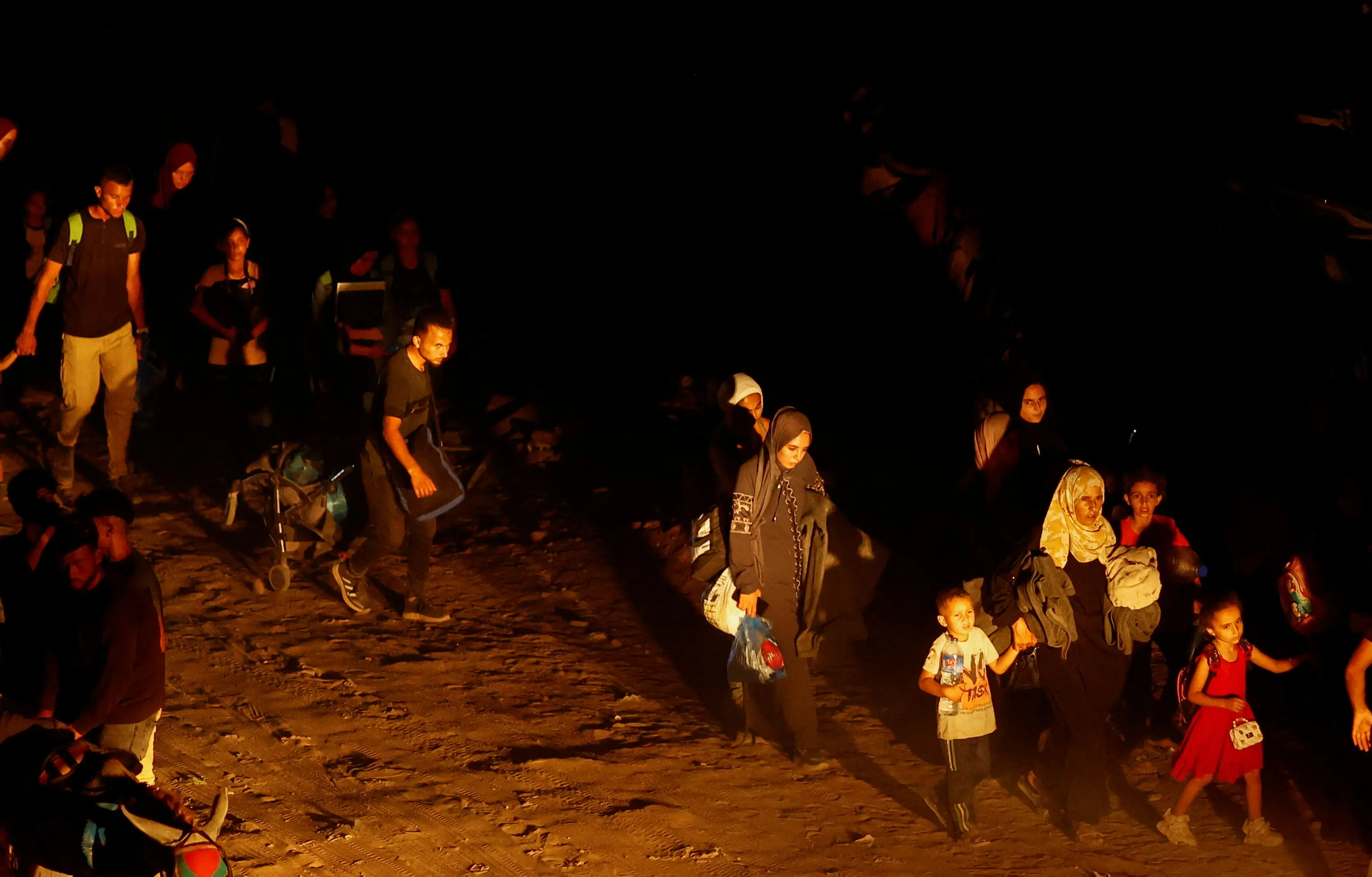 عائلات فلسطينية نزحت من شرق خان يونس خلال الليل