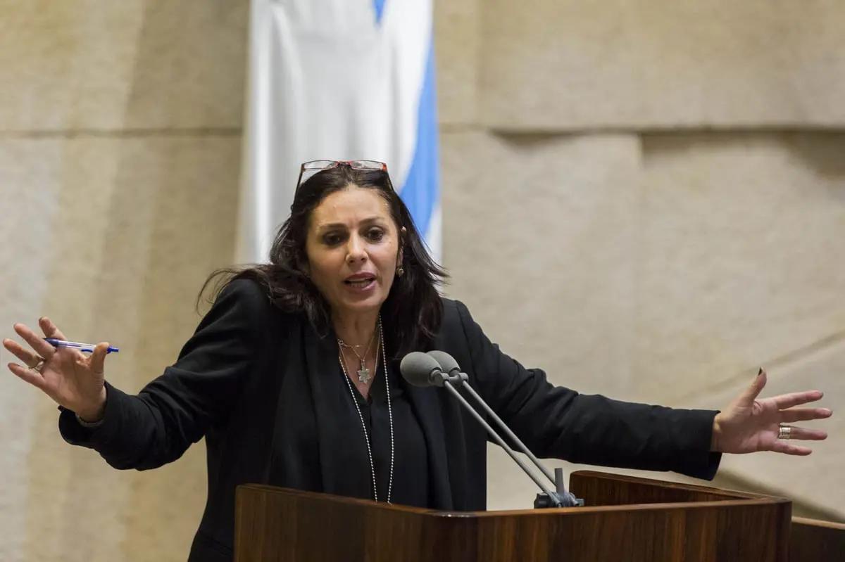 وزيرة إسرائيلية تثير جدلاً لتناولها "البوشار" خلال اجتماع أمني