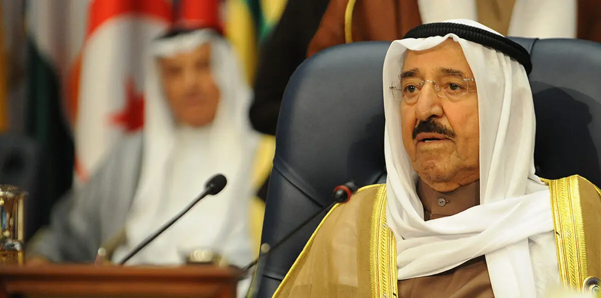 أمير قطر يستقبل أمير الكويت لدى وصوله مطار حمد الدولي