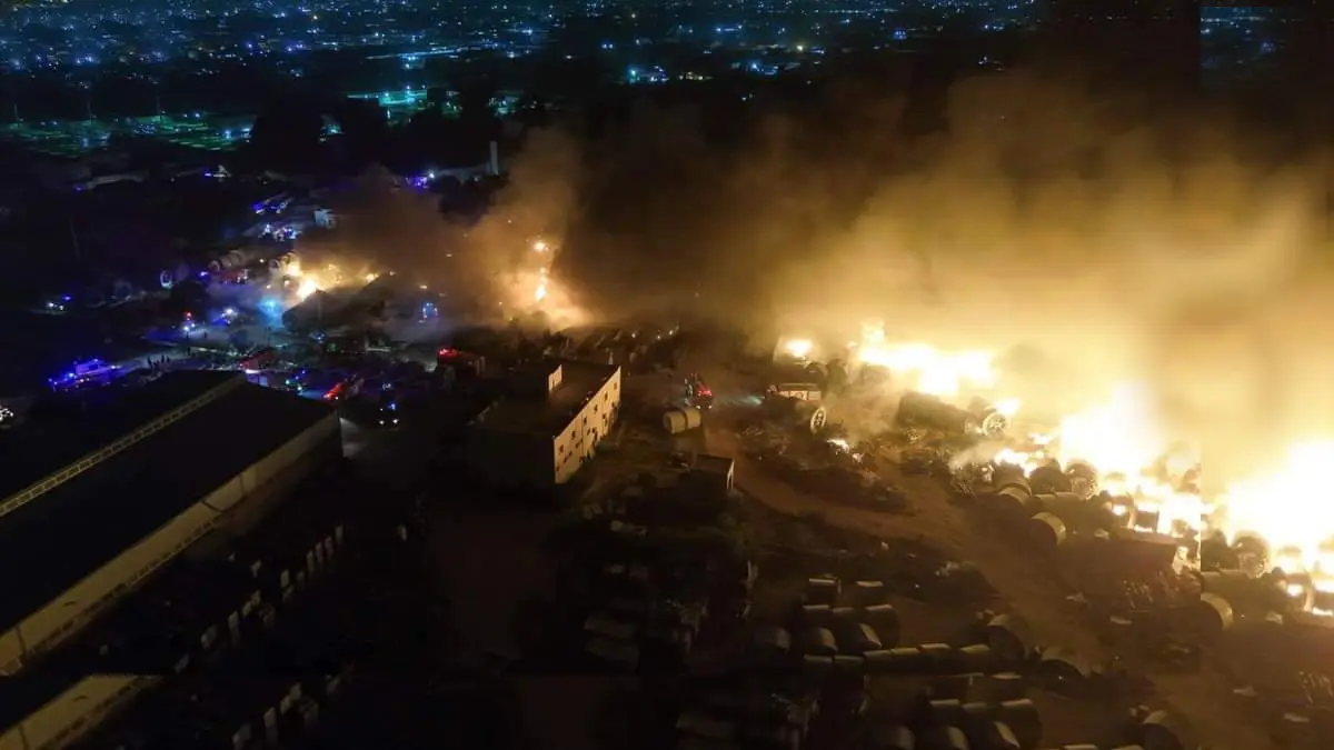 حريق ضخم بمخازن للشركة العامة للكهرباء جنوب طرابلس الليبية (فيديو)
