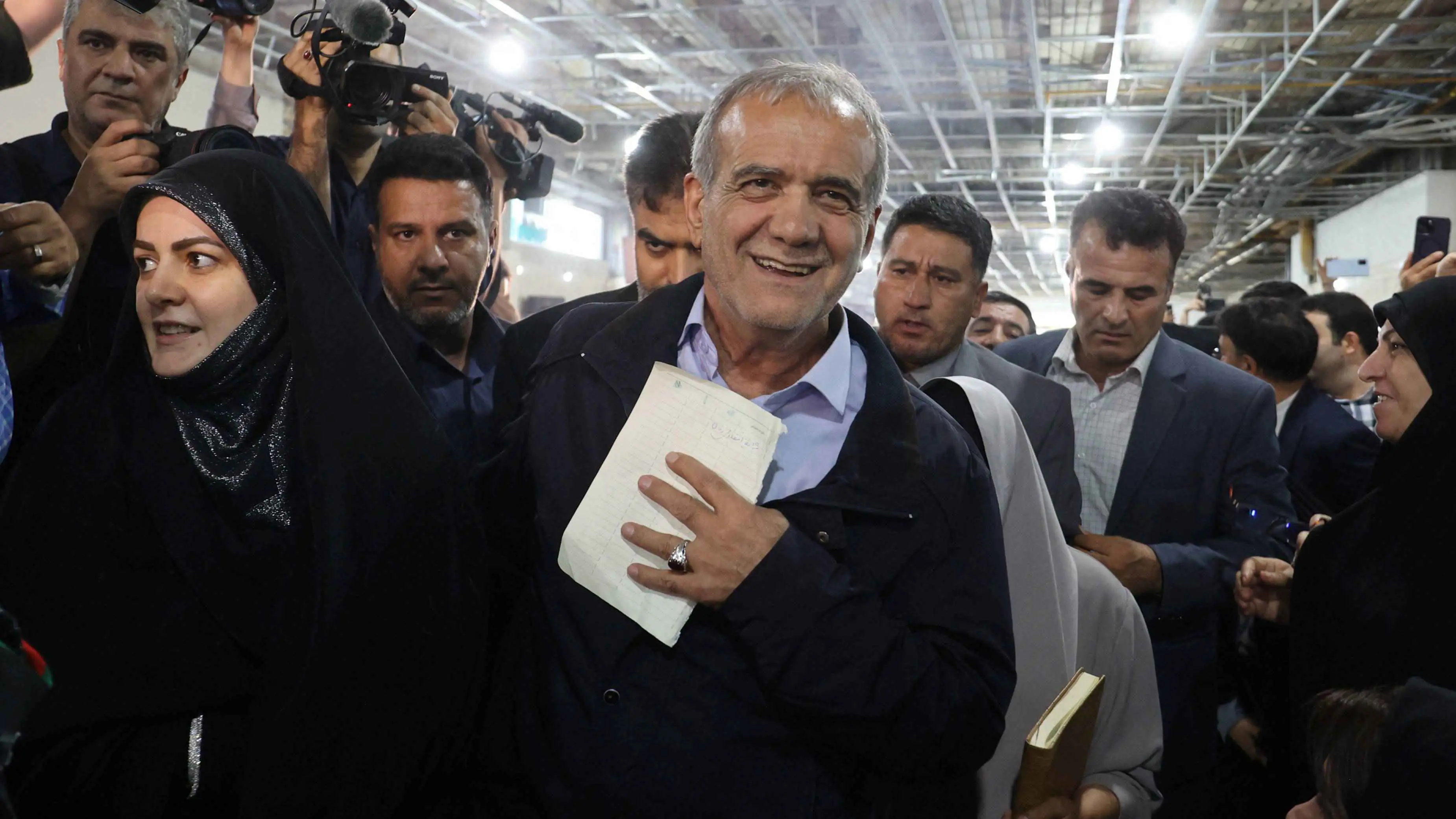 زعيم "سنّة إيران" يعلن دعمه لبزشكيان في انتخابات الرئاسة