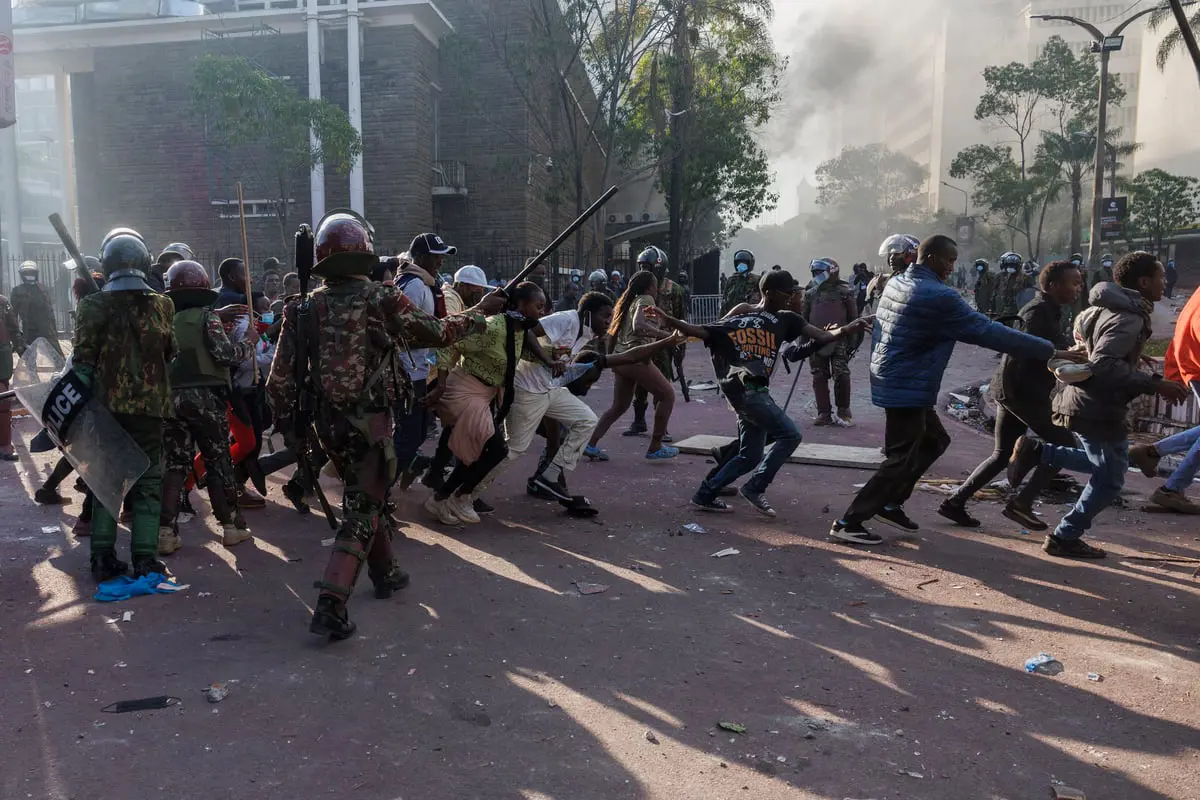 رئيس كينيا يتعهد بالرد على مظاهرات الضرائب