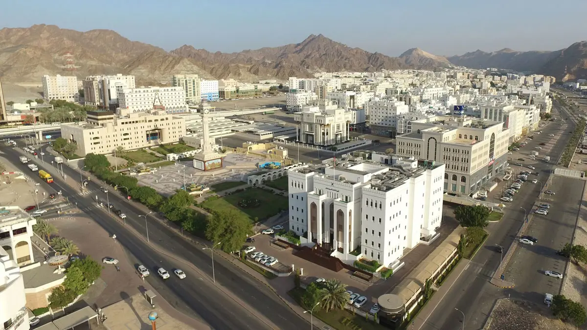 سلطنة عمان .. وقف وسائل النقل العام وسيارات الأجرة لمواجهة "كورونا"