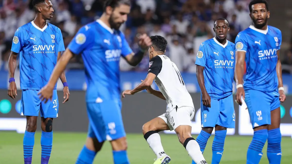 بغداد بونجاح يطالب جماهير الهلال بالسكوت.. وكوليبالي يشتبك معه (فيديو)