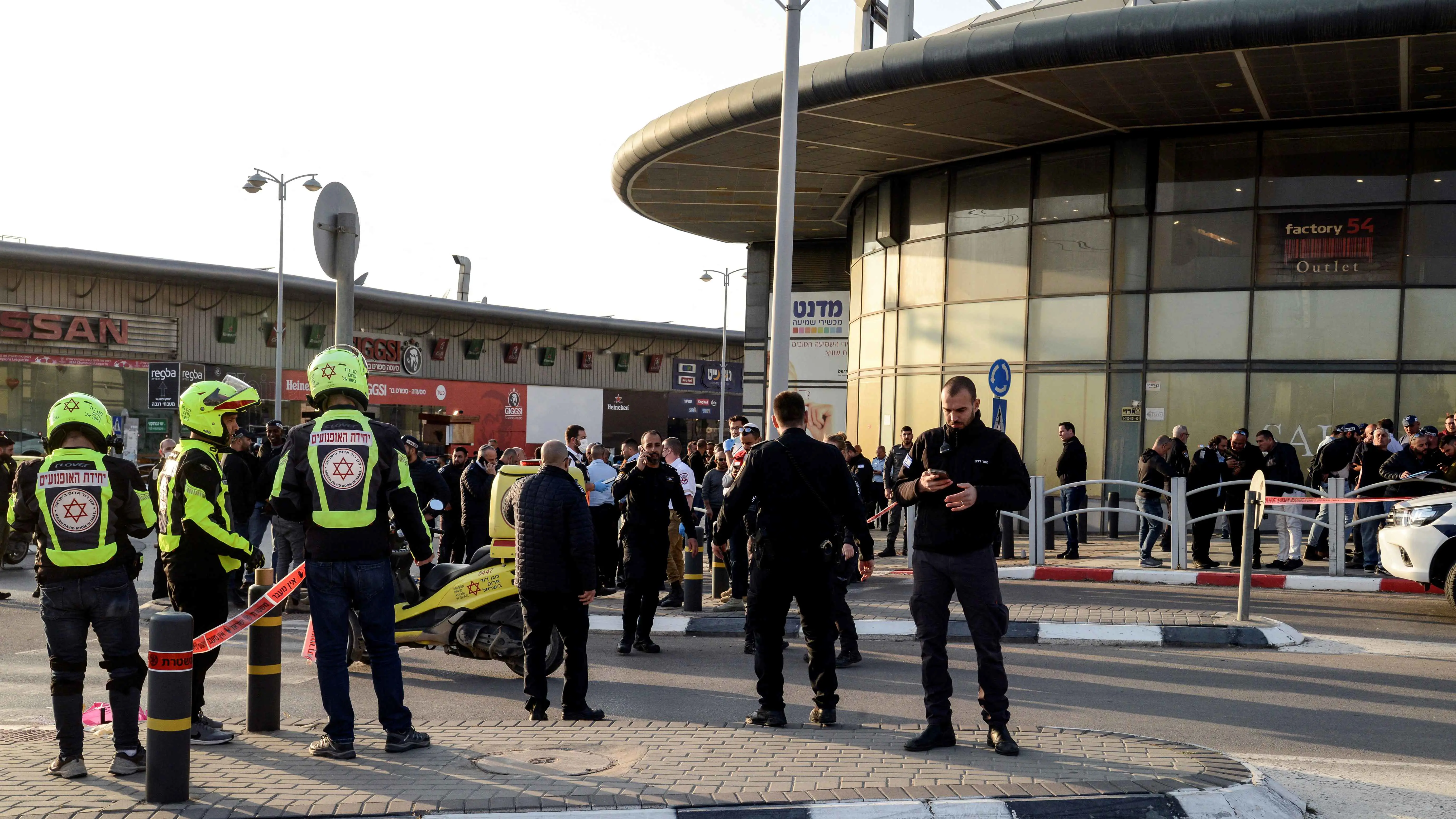 إصابة جنديين إسرائيليين إثر عملية طعن في مركز تسوق (فيديو)