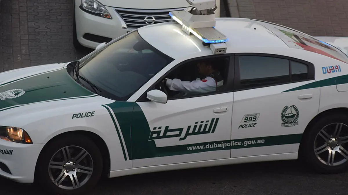 دبي.. القبض على عصابة من 8 أشخاص متورطة في سرقة عملاء البنوك