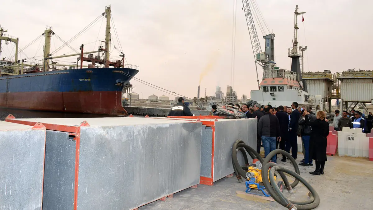 بعد غرق سفينة الوقود.. دول تعرض المساعدة على تونس لتجنب كارثة بيئية