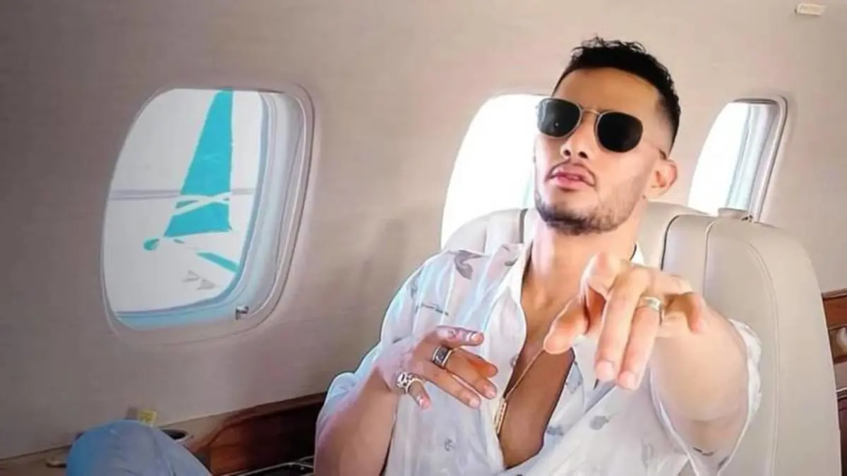 أثار جدلًا واسعًا.. محمد رمضان يتباهى بـ"صابونة من ذهب" 