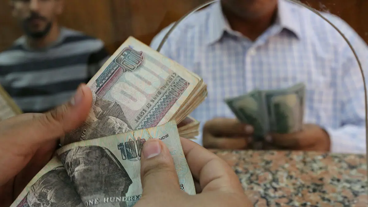 الجنيه المصري يتراجع أمام الدولار.. ومضاربات قوية في السوق السوداء