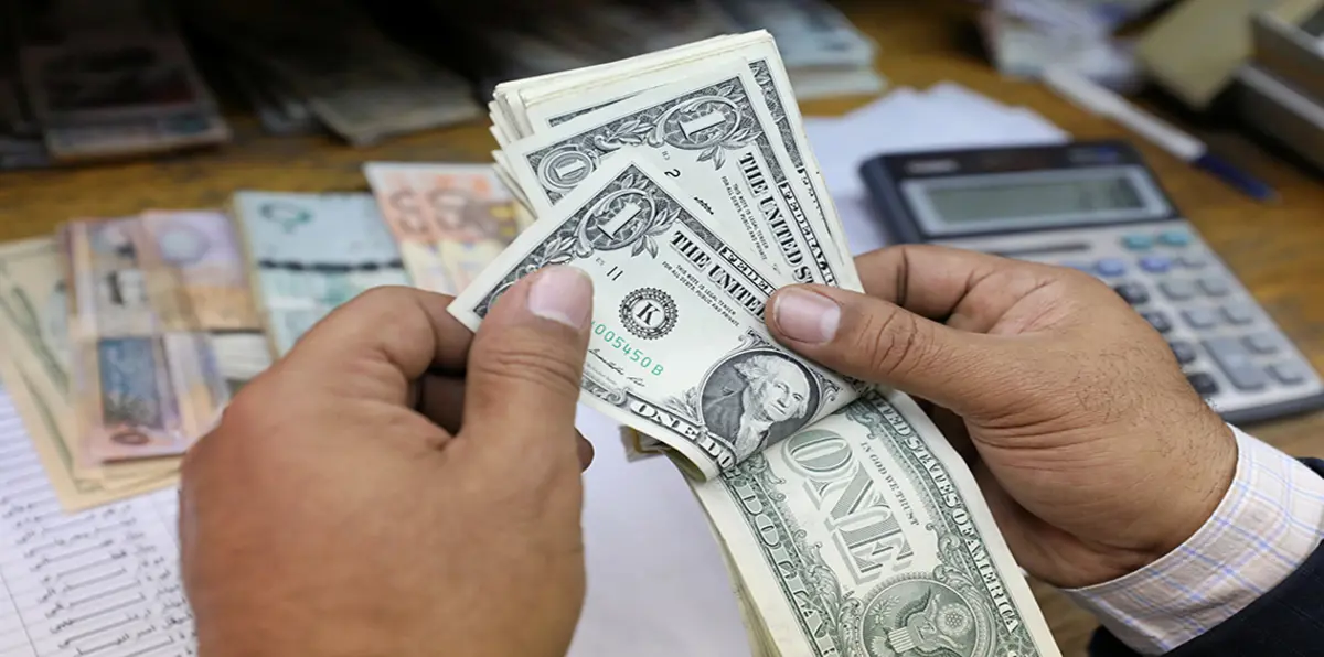 الدولار يتعافى من أقل مستوى في 4 أشهر مقابل الين