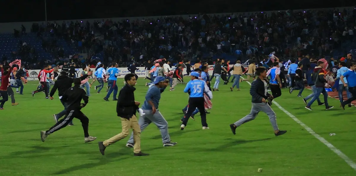 جماهير الفيصلي الأردني تعتدي على مهاجمها البولندي لوكاس.. وزوجته ترد: "العار لكم" (صور)