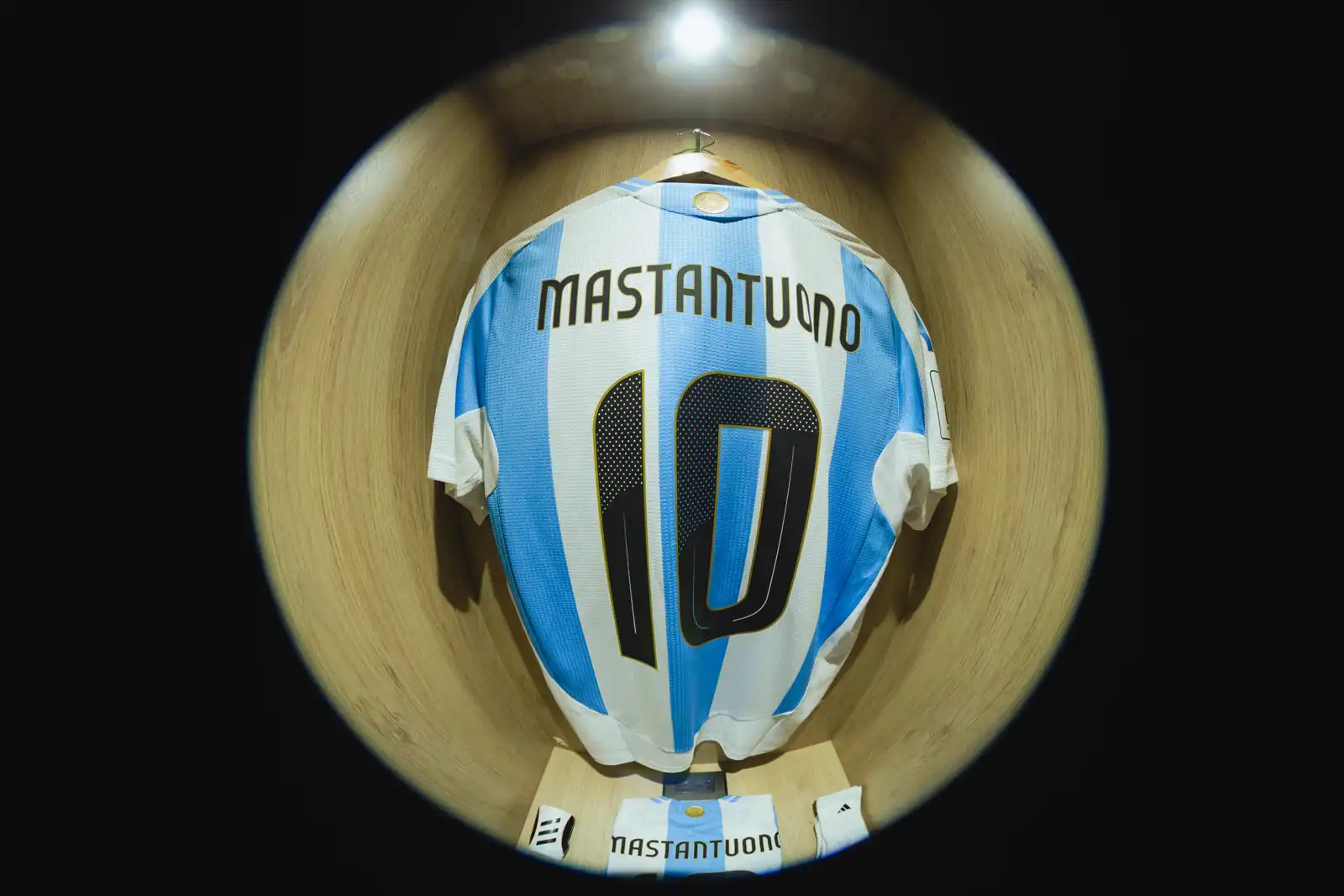 فرانكو ماستانتونو نجم ريال مدريد يحصل على قميص ميسي