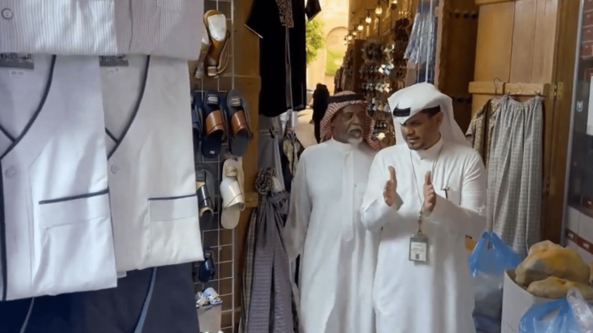 أول مرشد سياحي متخصص بلغة الإشارة في السعودية (فيديو)
