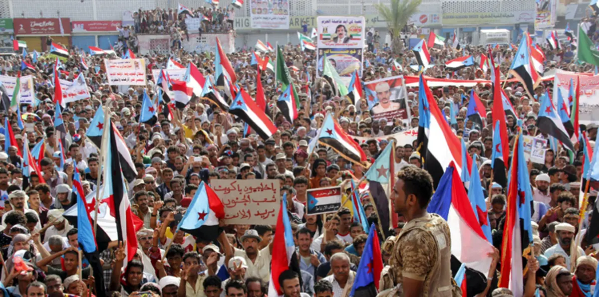 جنوبيو اليمن يحرقون صور الأحمر نائب رئيس البلاد (صور)