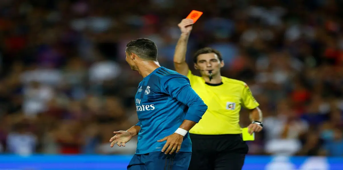 هل ظلم الحكم رونالدو وريال مدريد لصالح برشلونة؟ (فيديو)