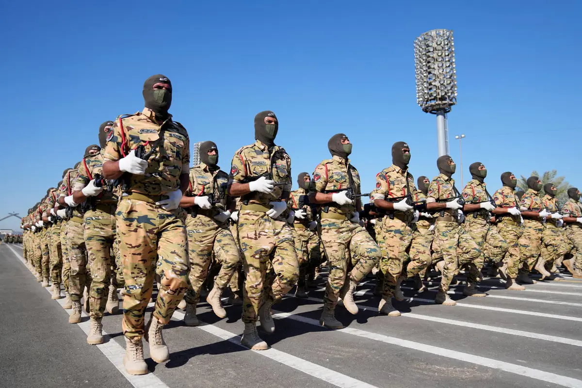 ضابط عراقي يصفع آخر "أعلى منه رتبة" ووزير الدفاع يتدخل 