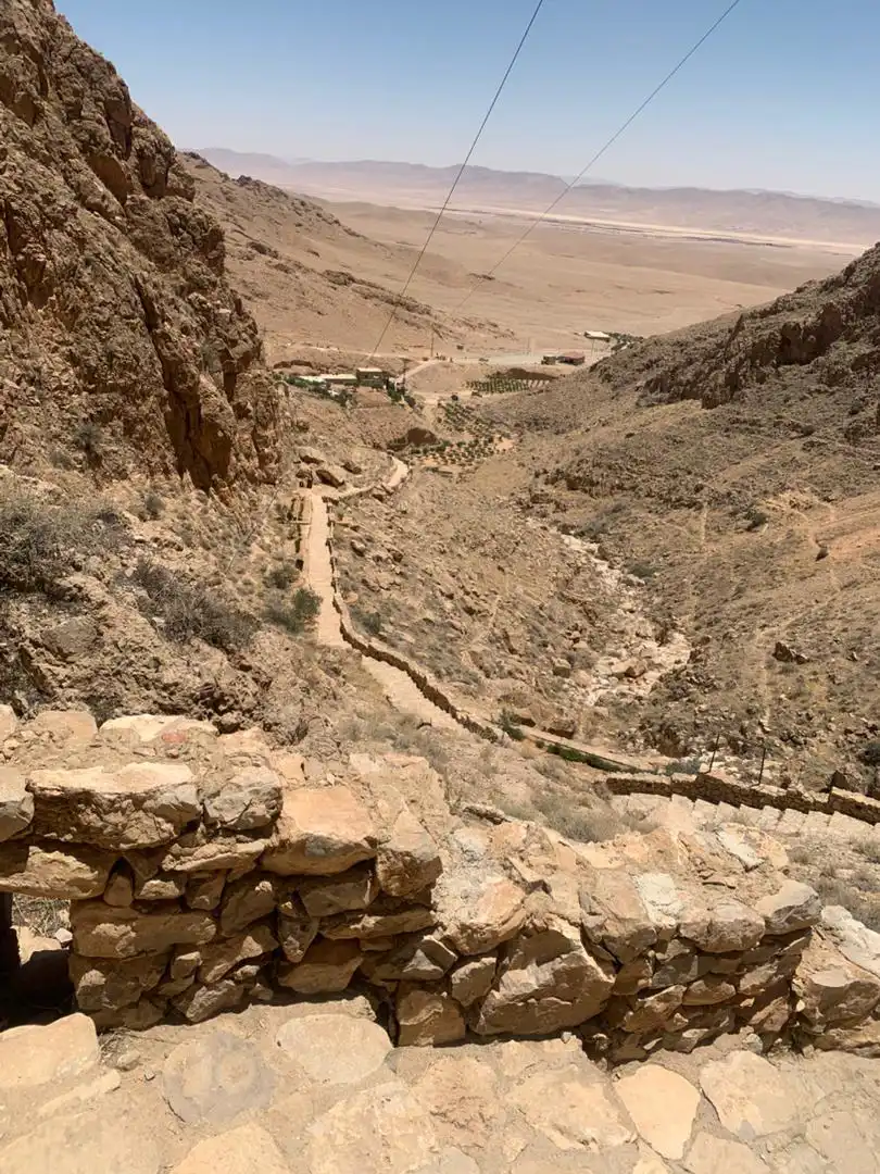 الدرج الصاعد إلى المغاور