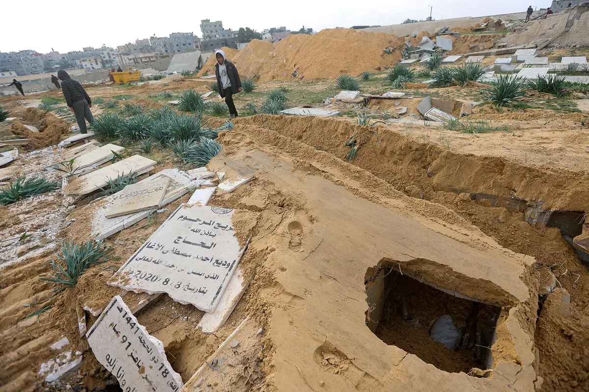 دفاع مدني غزة يكشف لـ"إرم نيوز" تفاصيل المقابر الجماعية في القطاع