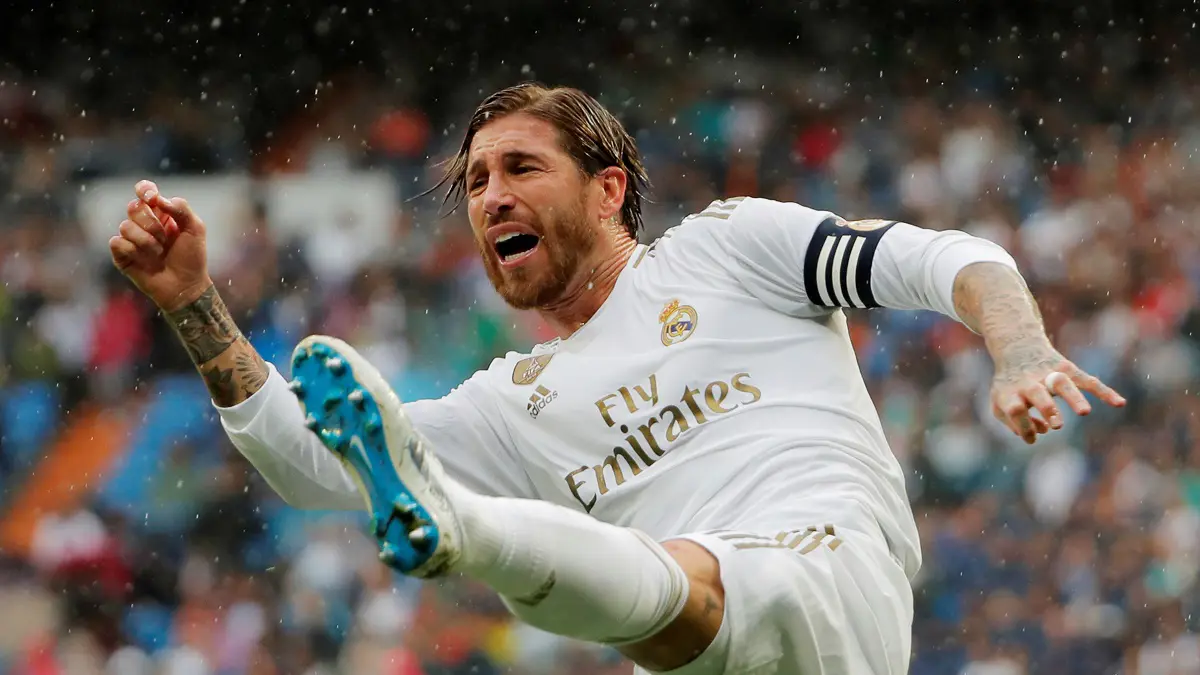 فلورنتينو بيريز يدافع عن سيرجيو راموس أمام انتقادات أعضاء الجمعية العمومية لريال مدريد