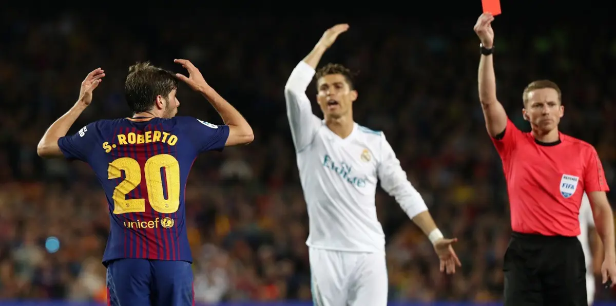 مباراة برشلونة وريال مدريد.. الحكم يطرد سيرجي روبيرتو (فيديو)