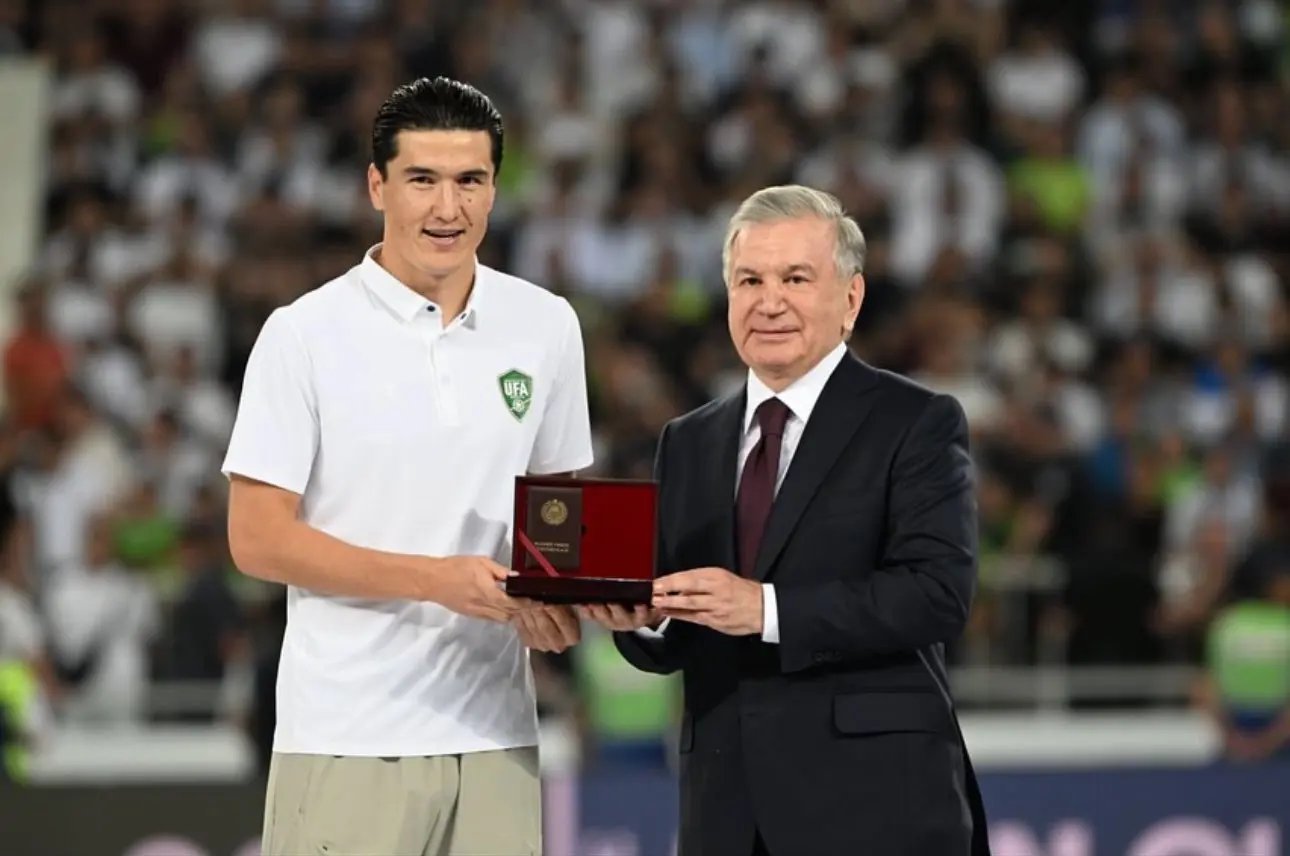 رئيس أوزبكستان، شوكت ميرضيائيف، بكرم لاعبي منتخب بلاده