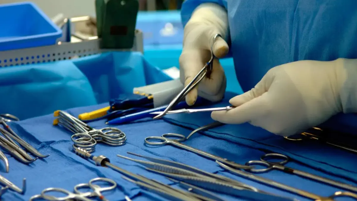 جراح مصري بارز يتكفل بعلاج الفتاة السورية بتول بعد تعاطف واسع (فيديو)