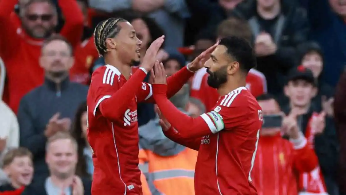 محمد صلاح يحتفل مع زميله هوغو إيكتيكي