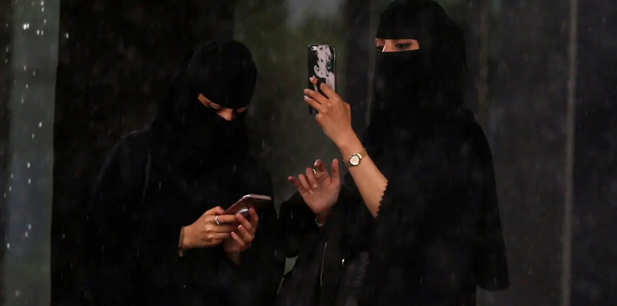 عقب شتائم طالت خالعة النقاب "ترف العسيري".. "النيابة" بالسعودية توضح عقوبة "التحرش الإلكتروني"