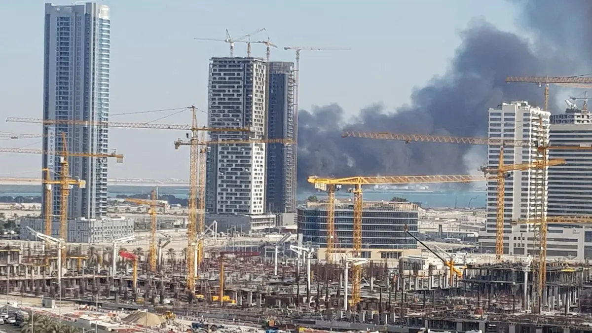 حريق في برج "قيد الإنشاء" في أبوظبي (فيديو)