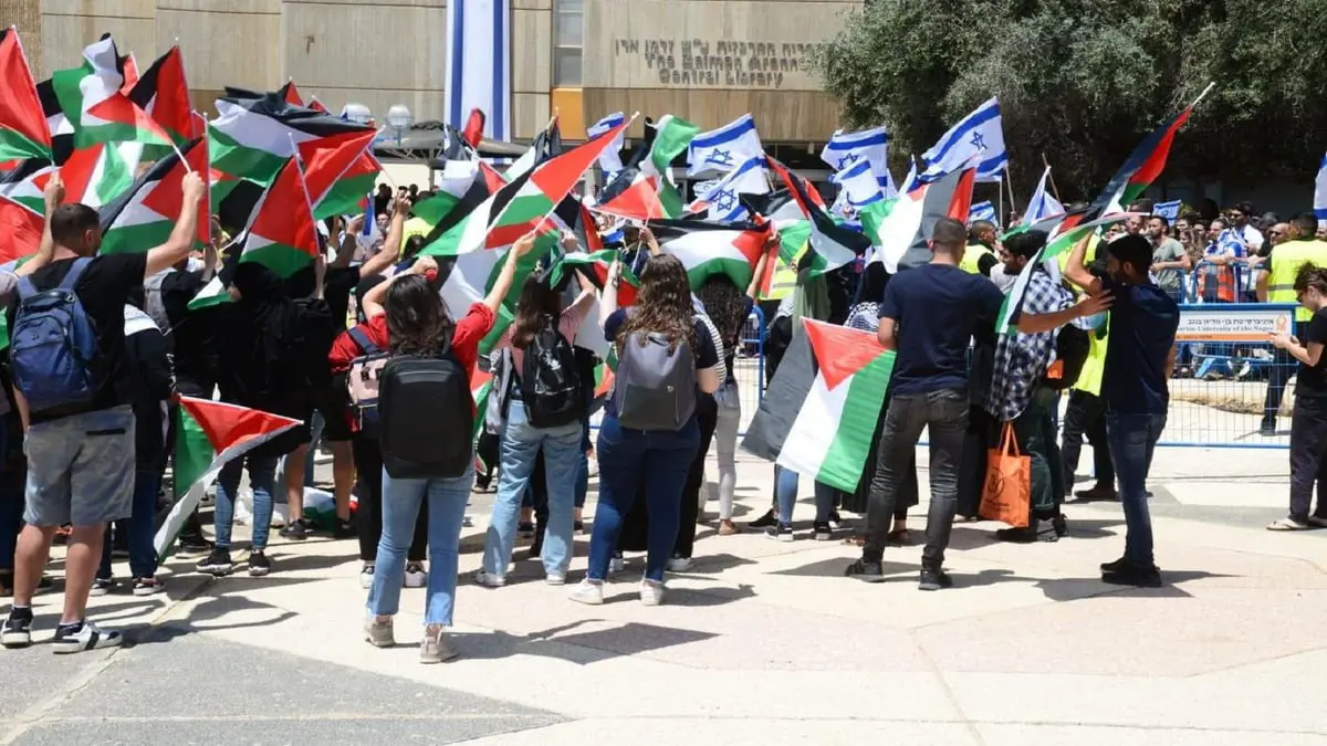 مسيرة فلسطينية مضادة تحمل العلم الفلسطيني في القدس‎‎